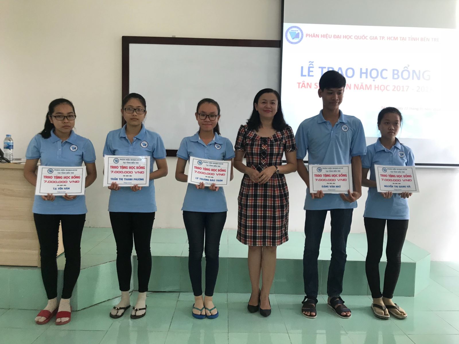 Phân hiệu ĐHQG-HCM tại tỉnh Bến Tre trao học bổng cho Tân sinh viên năm học 2017 - 2018