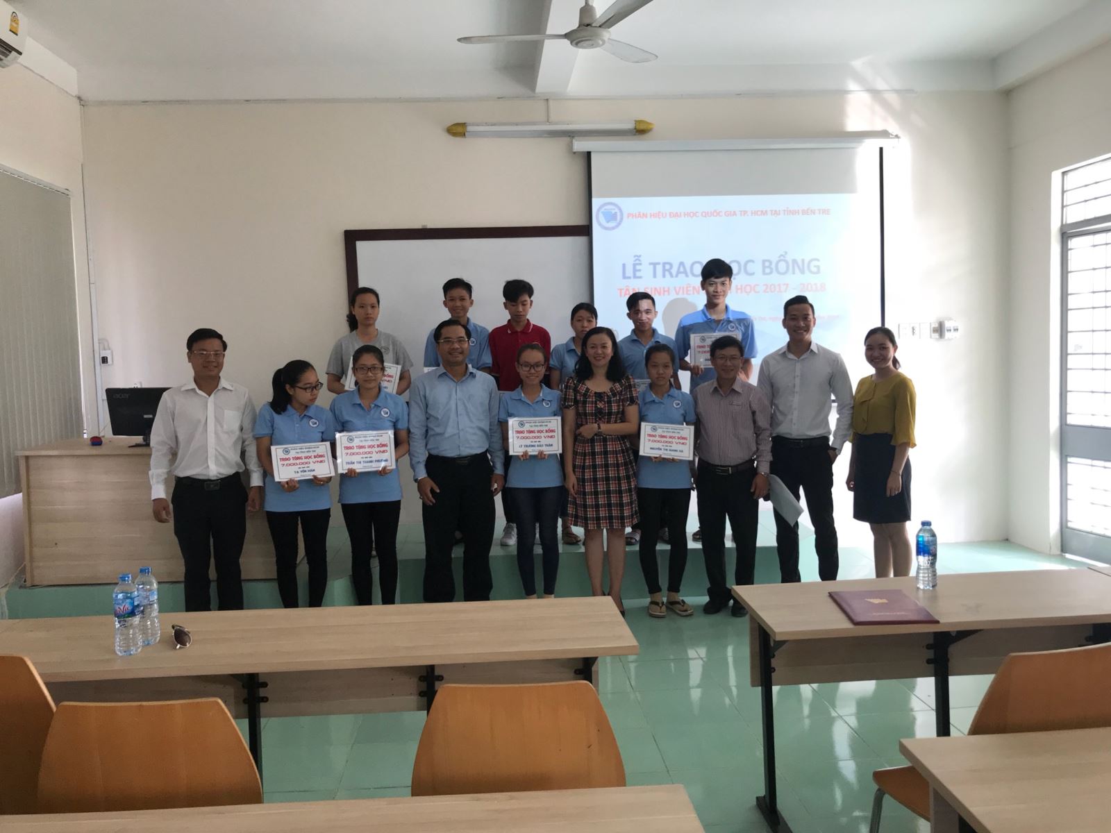 Phân hiệu ĐHQG-HCM tại tỉnh Bến Tre trao học bổng cho Tân sinh viên năm học 2017 - 2018