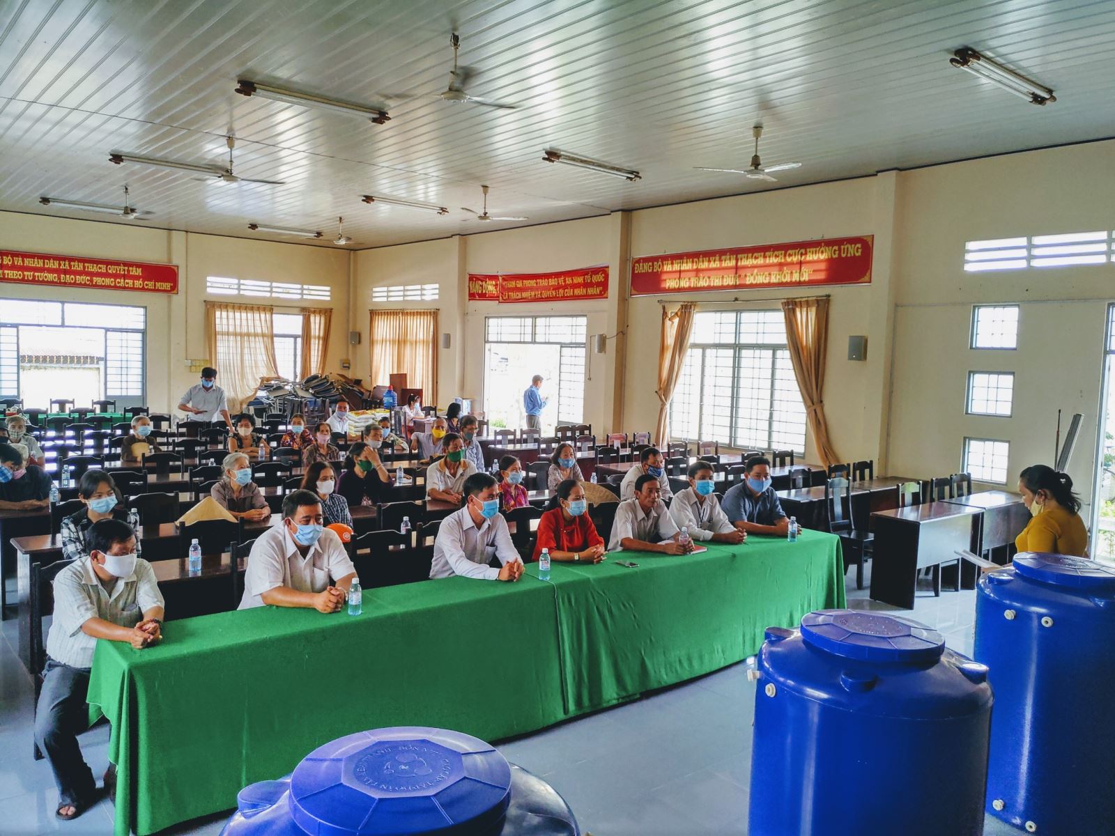 Công đoàn cơ sở Phân hiệu ĐHQG-HCM tại tỉnh Bến Tre trao tặng bồn trữ nước ngọt cho người dân khó khăn