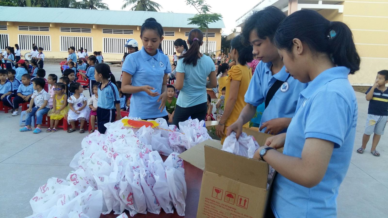 470 phần quà được trao tặng cho trẻ em trong chương trình “Đêm hội trăng rằm” tại xã Hưng Phong