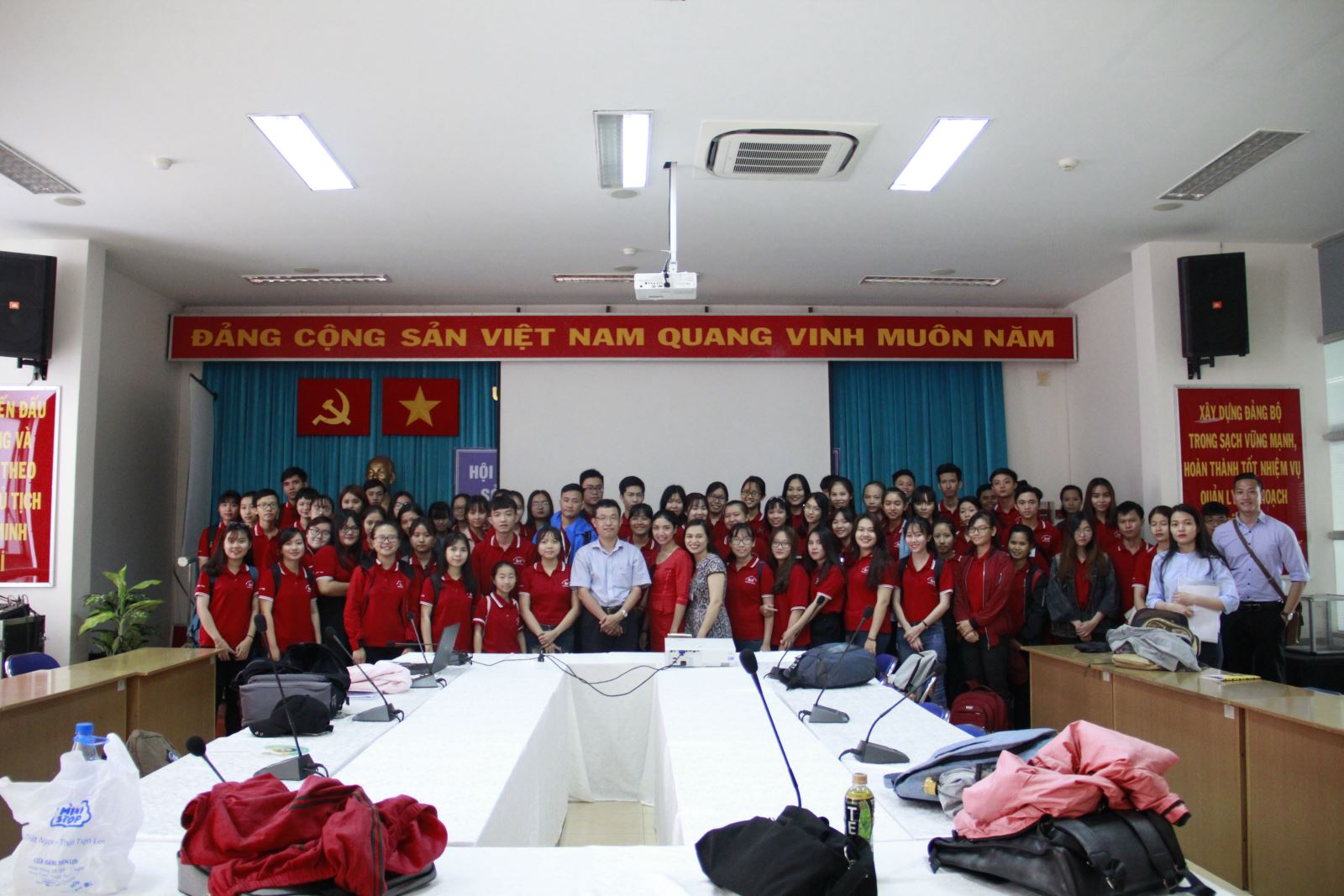 Lớp Đô thị học (Trường ĐH KHXH&NV, ĐHQG-HCM) hoàn thành Môn học Kiến tập 1 tại TP. HCM ngày 11/04/2018