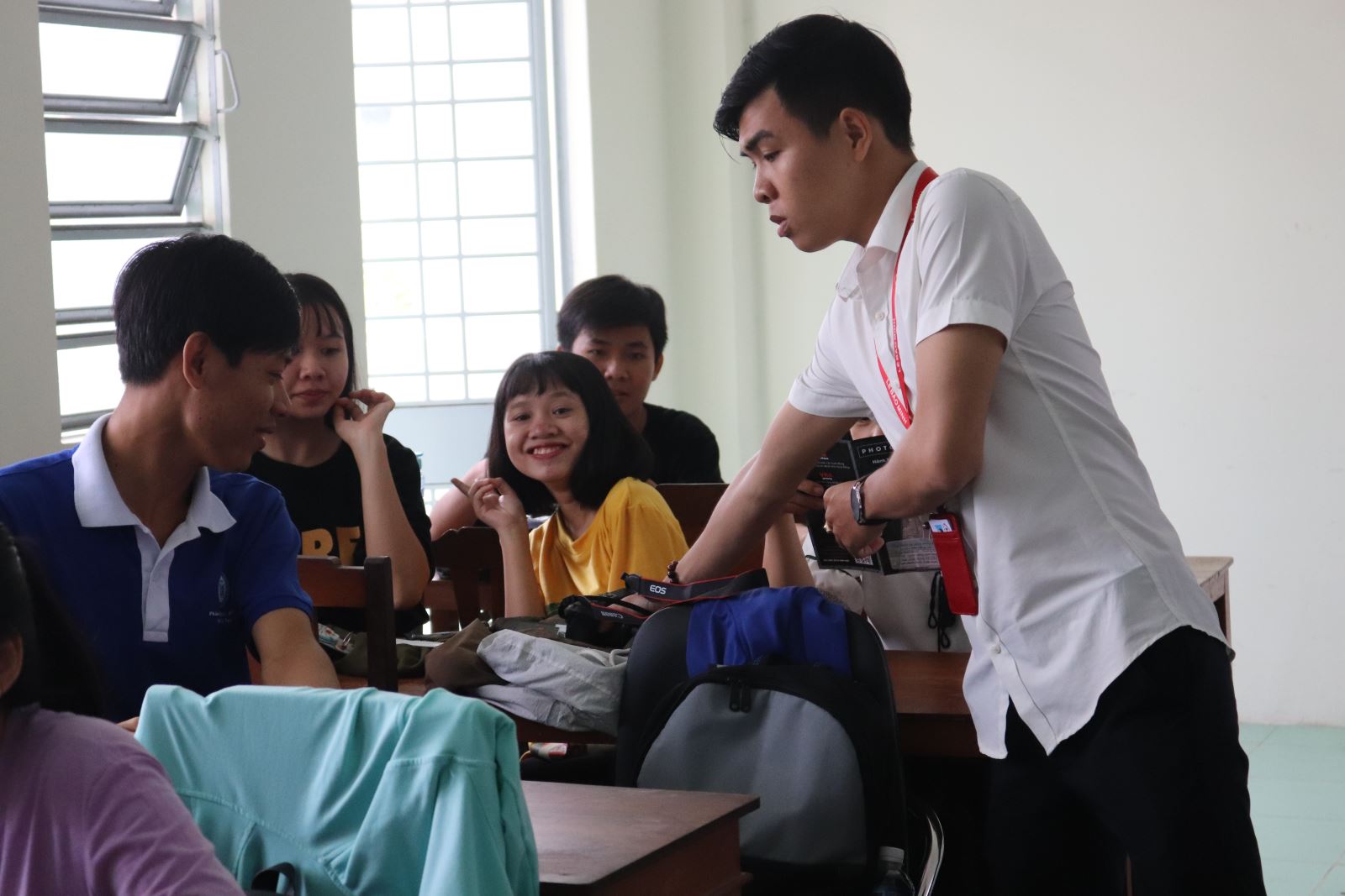 Sinh viên Phân hiệu ĐHQG-HCM tại tỉnh Bến Tre hào hứng với lớp học nhiếp ảnh căn bản