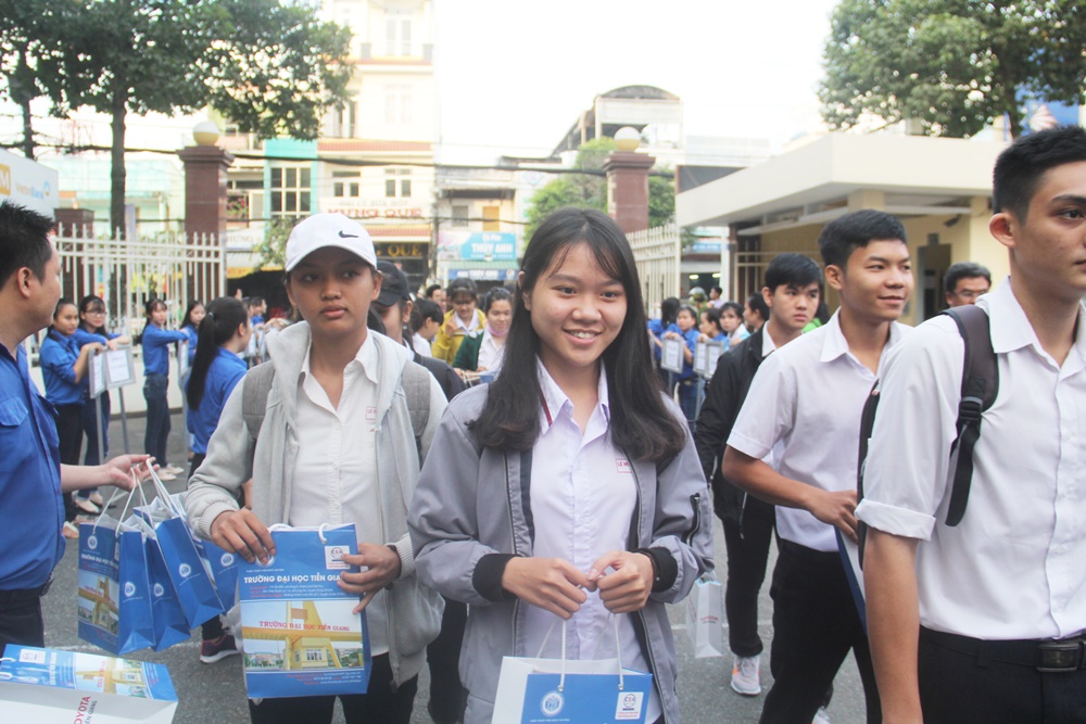 Phân hiệu ĐHQG-HCM tại tỉnh Bến Tre tham gia Ngày hội tư vấn tuyển sinh 2018 tại Đại học Tiền Giang